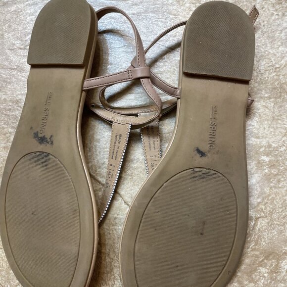 Call it Spring Aarenial Thong Sandals Size Womens 8 EUC Flat Gray White Tan Gold - Picture 5 of 6